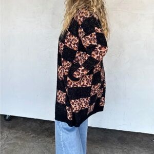 Chic Leopard Patterned Black Sweater